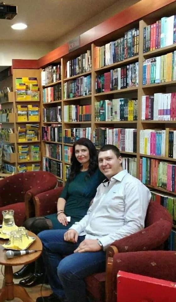 Ільдіко Епер’єші та Олександр Качура під час презентації книжки «Шмаття війни. Донбас». Фото надане автором